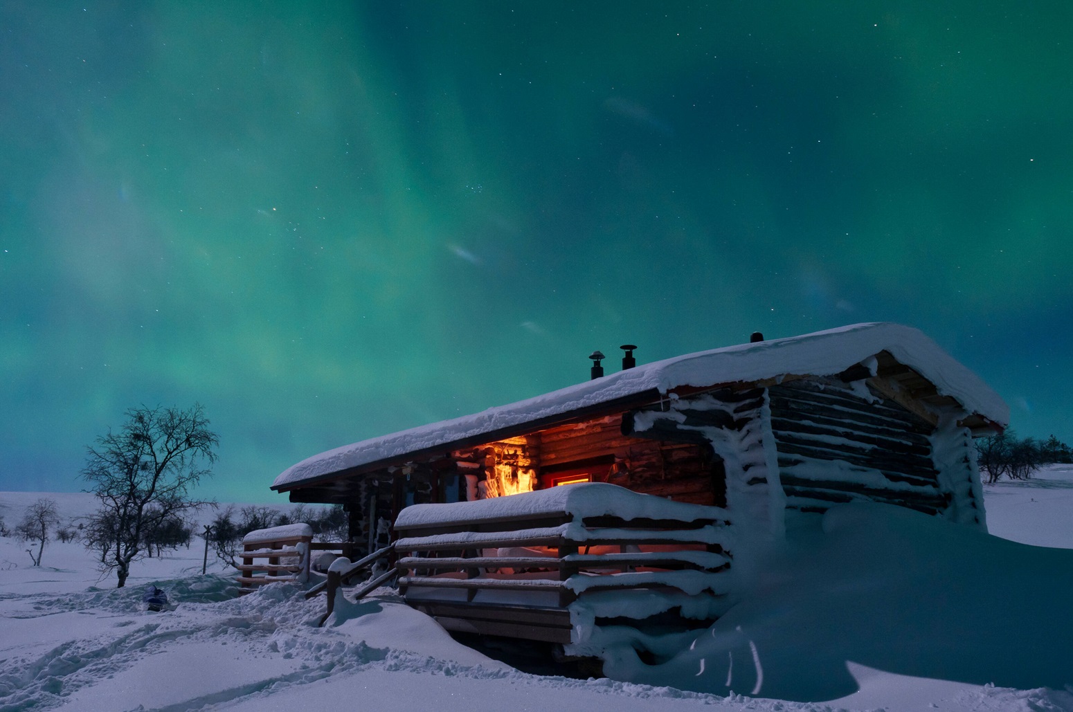Caba&ntilde;a bajo la aurora boreal